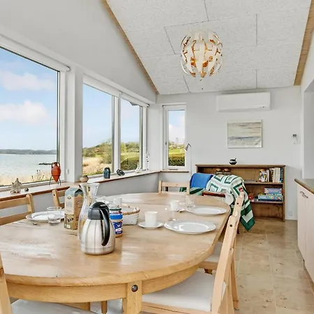 4 Bedroom Amazing In Holiday home *