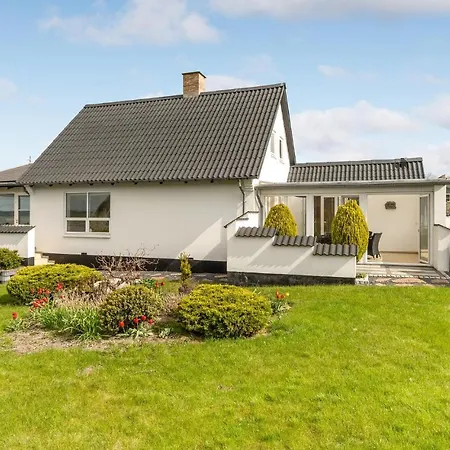 4 Bedroom Amazing In Holiday home *