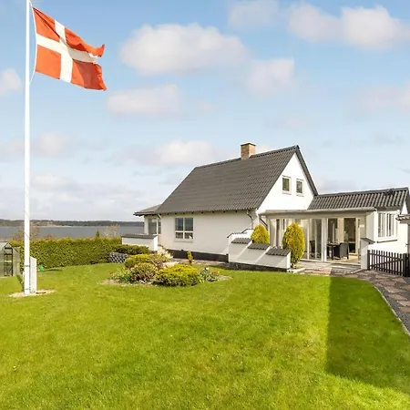 4 Bedroom Amazing In Holiday home